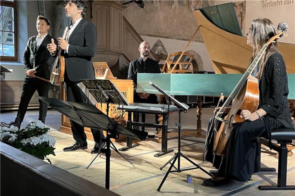 Avi Avital stellt das Programm vor, umgeben von seinem Quartett.