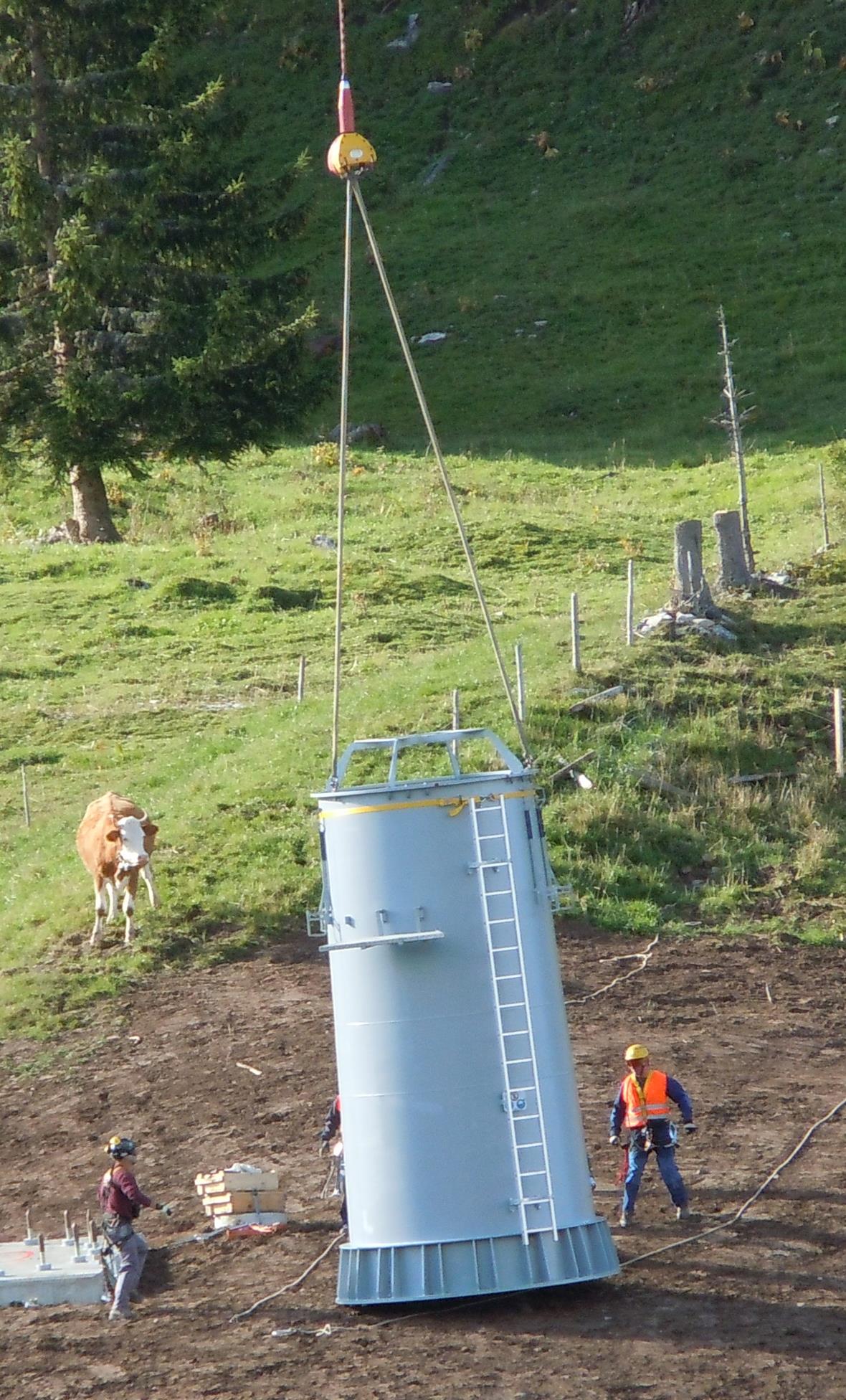 BDG-Haupt-Investition 2010: Der Neubau der Videmanette-Bahn schreitet zügig voran. In den vergangenen Tagen wurden die Masten per Helikopter an ihre Standorte geflogen und montiert.