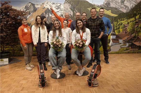 BOSV-Präsident Johny Wyssmüller (hinten Mitte) zeigt, in welche Richtung es mit den geehrten Noémie Wiedmer und Fabienne Wenger (vorne sitzend) geht und alle gratulierten: Monika Amstutz (BOSV-Ausbildung), Sina Siegenthaler (Snowboardcrossteam Swiss- Ski), Kevin Arnold (BABE/RLZ), Sandra Gerber (BABE-Sportchefin), Sabrina Stauffer (BABE-Trainerin), Reto Däpp (BOSV/RLZ-Trainer), Thomas Jampen (BOSV Finanzen), Nils Mani (Juniorenweltmeister Abfahrt 2013) sowie Schwingerkönig Kilian Wenger.