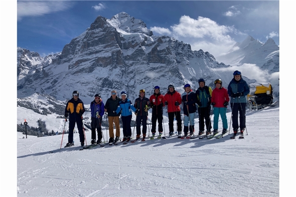 BOSV-Skitag F1 Gruppe Urs Räber vor dem Wetterhorn.