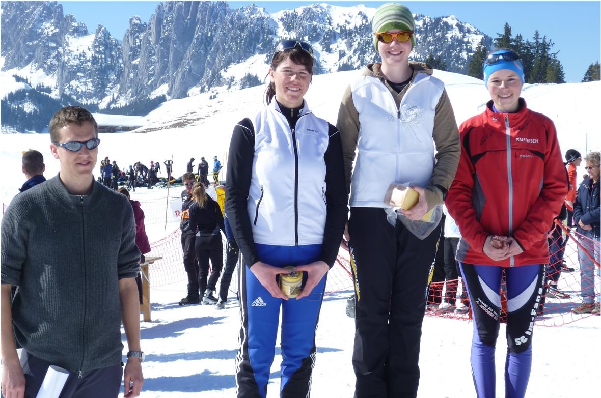 Grossbetrieb auf dem Jaunpass BOSV-Wettkampfleiter Beat Brunner aus Thun mit dem U20-Podest.