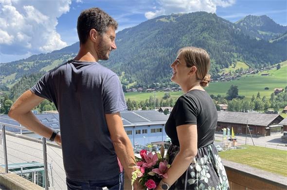 Baby Nathan, geb. am 9. Juli 2026 und seine Eltern Tamara und Jérôme Speiser waren hautnah beim Umzug mit dabei. Als letzte Familie bezogen sie das Wochenbett an der Eggetlistrasse und wurden dann an den neuen Standort im Spital Zweisimmen verlegt.