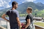 Baby Nathan, geb. am 9. Juli 2026 und seine Eltern Tamara und Jérôme Speiser waren hautnah beim Umzug mit dabei. Als letzte Familie bezogen sie das Wochenbett an der Eggetlistrasse und wurden dann an den neuen Standort im Spital Zweisimmen verlegt.
