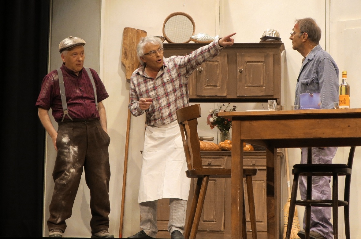 Badermiggel (Markus Bächler) lauscht den Ausführungen seines Chefs Stalder (Erns...