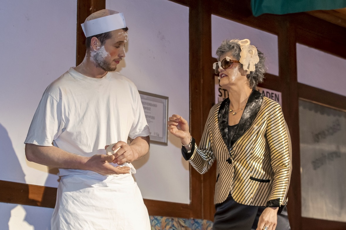 Bäckermeister Theo Dreyfuess (Severin Küng) liefert sich mit Frau Dr. Lieblich (...