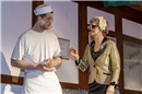 Bäckermeister Theo Dreyfuess (Severin Küng) liefert sich mit Frau Dr. Lieblich (...