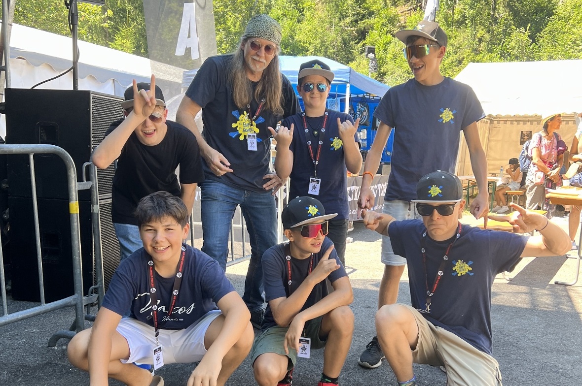 BaffBones hinten vlnr Robin, Musiklehrer Rolf, Manuel, Matti, vorn vlnr Max, Nan...