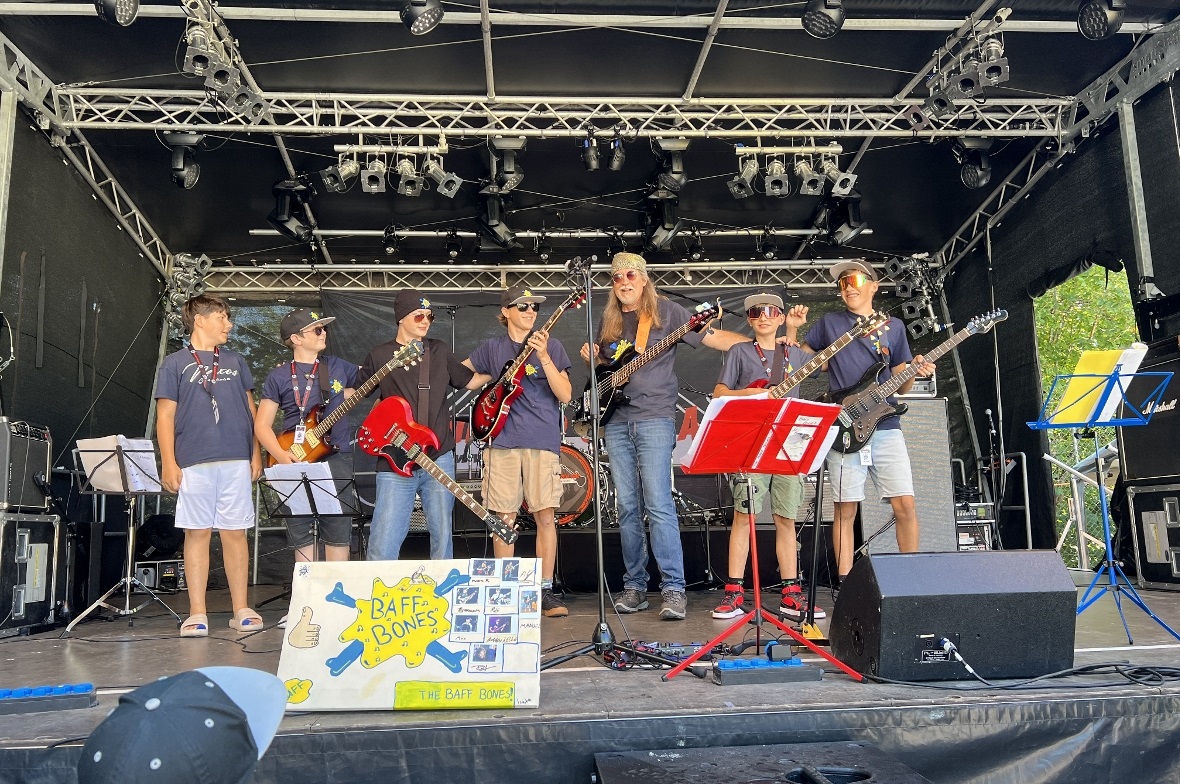 BaffBones vlnr. Manuel, Robin, Matteo, Max, Nando und Matti mit Musiklehrer Rolf...