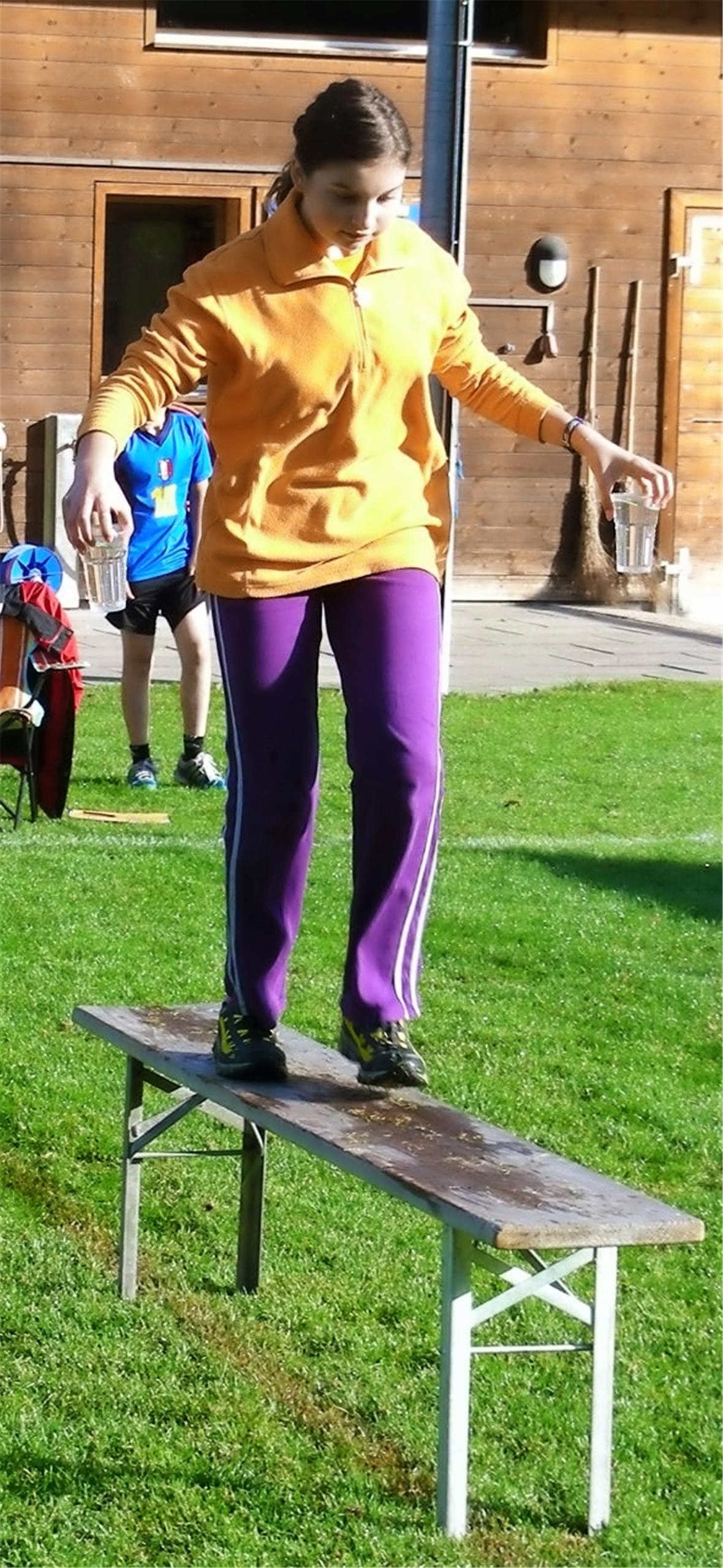 Balancieren ohne Wasser aus den Bechern zu verschütten.