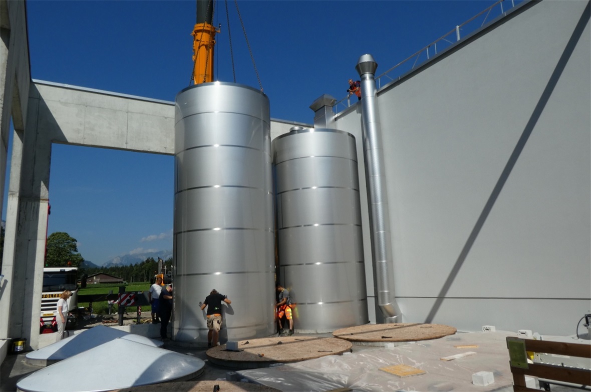 Bald sind die ersten zwei von sechs Tanks in Position.