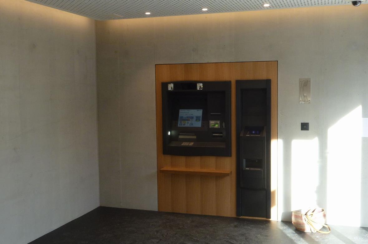 Bancomat im Foyer, Tag und Nacht zugänglich.
