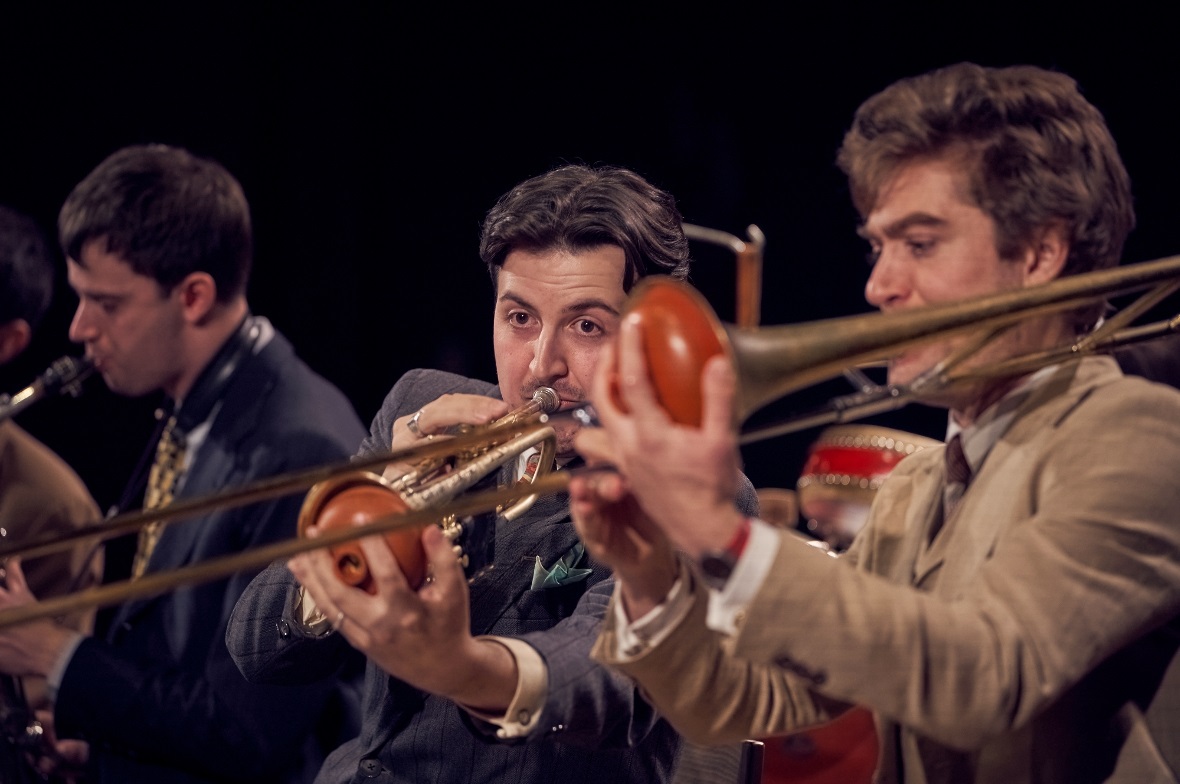Bandleader Pablo Castillo an der Trompete und seine Bandkollegen von The Fried Seven brachten Schwung in die katholische Kirche Zweisimmens.