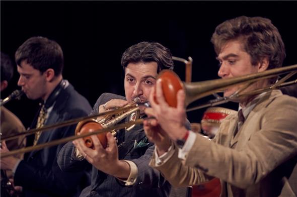 Bandleader Pablo Castillo an der Trompete und seine Bandkollegen von The Fried Seven brachten Schwung in die katholische Kirche Zweisimmens.