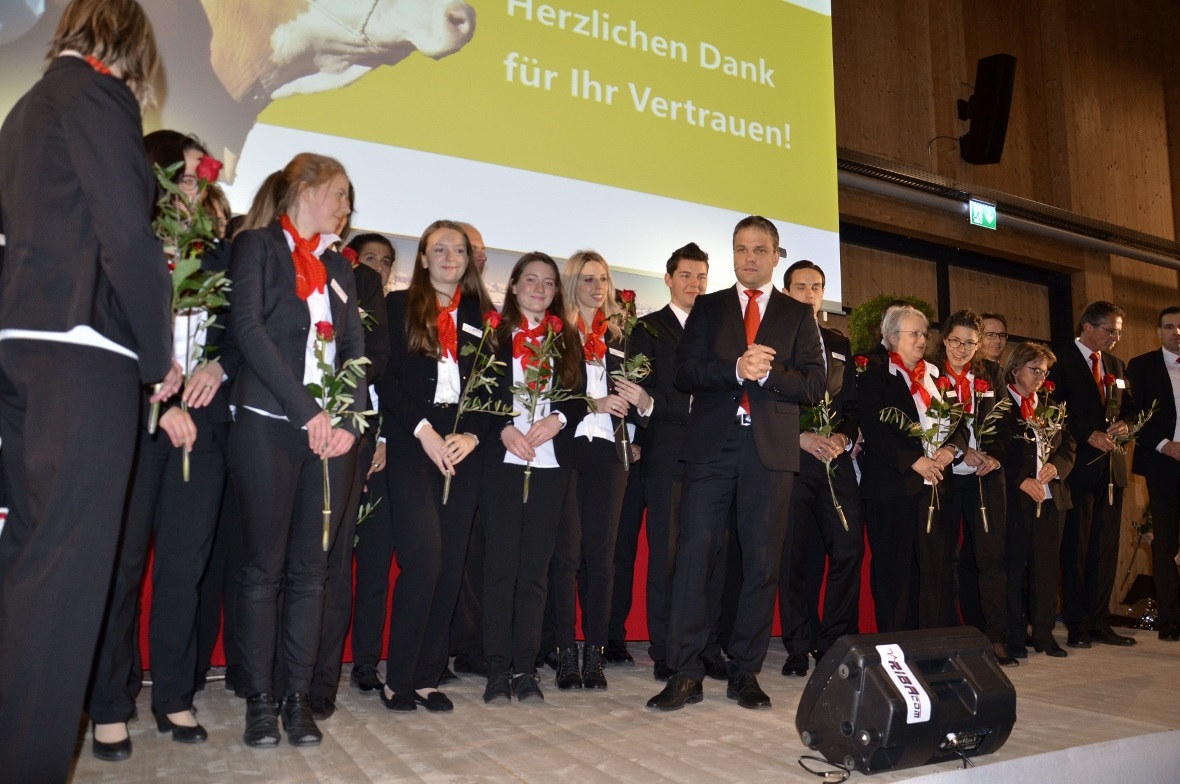 Bankleiter Pierre-Yves Geiser verabschiedet sich mit Rosen bei den Mitarbeitende...