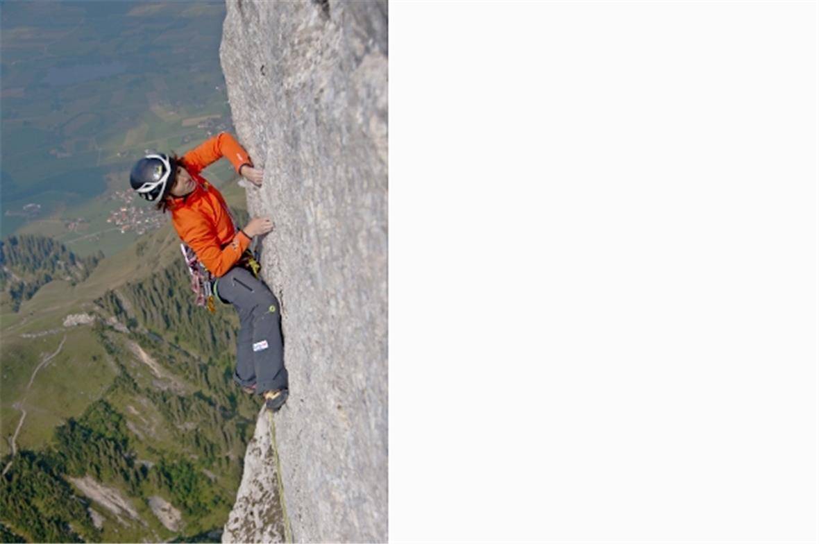 Barbara Büschlen in der Stockhorn-Nordwand. Im Hintergrund ist das Gürbetal und der Uebeschisee zu sehen.