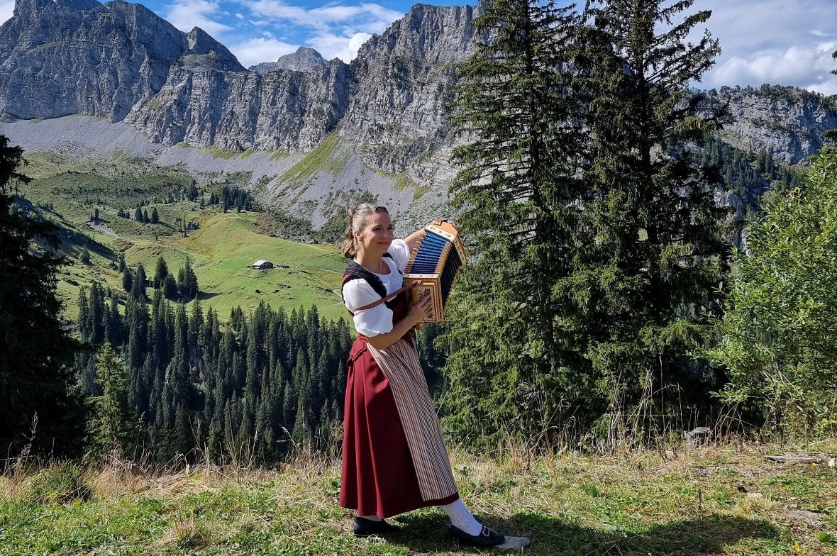 Neue Abenteuer auf der Grimmialp Barbara Klossner sang den GrimmiJutz vor der wunderbaren Bergkulisse.