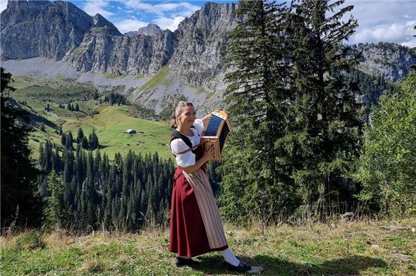 Barbara Klossner sang den GrimmiJutz vor der wunderbaren Bergkulisse.