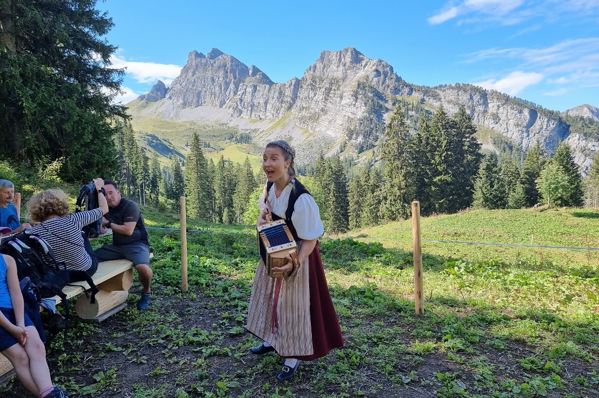 Barbara Klossner unterhielt die Picknickrunde mit dem Lied „En Guetä mitenand“