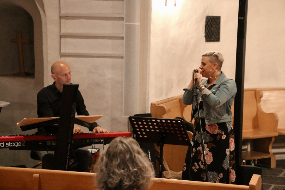 Barbara Meister-Moser, in Begleitung von Pianist Reto Freitag, berührte mit ihre...