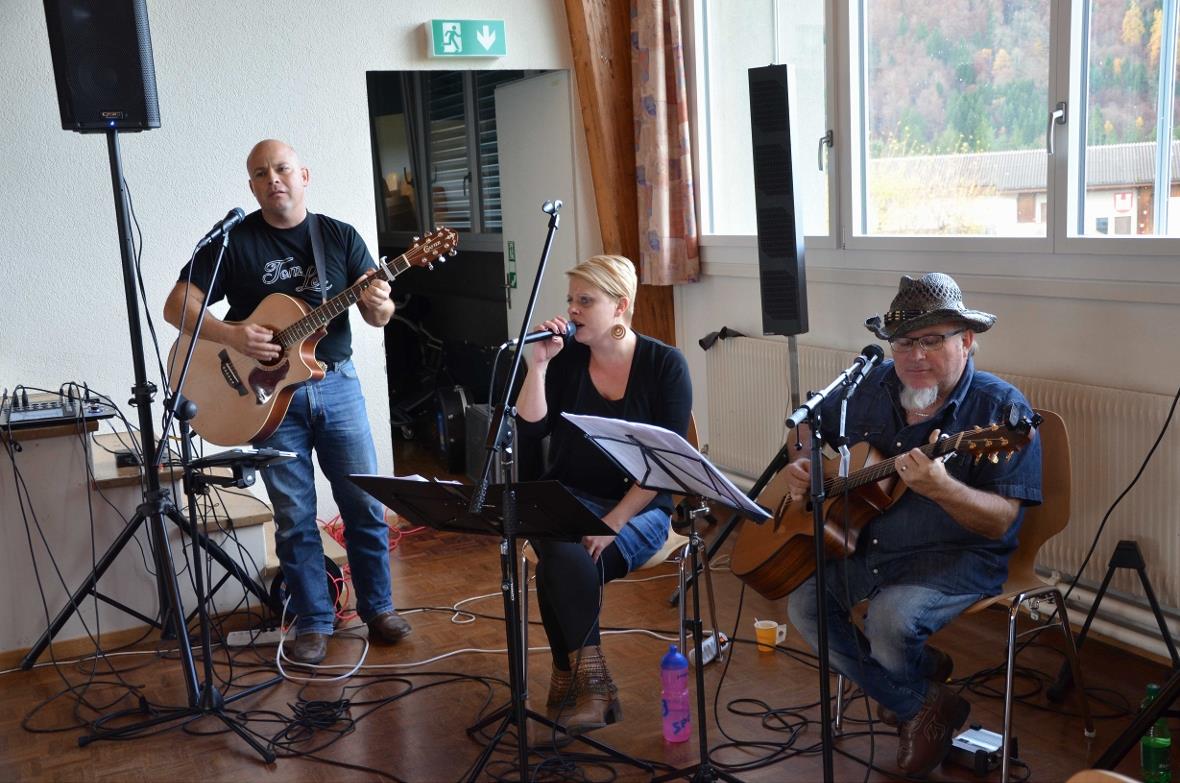 Barbara Meister-Moser mit Tom Lee und Chrigel Widmer.