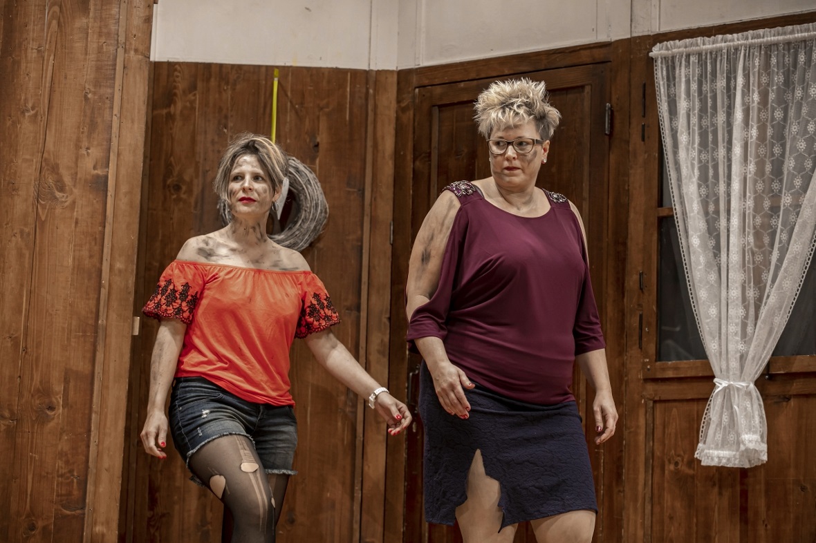 Barbesitzerin Lisa (Regula Niederhauser, rechts) kommt mit der Barfrau Tanja (Si...