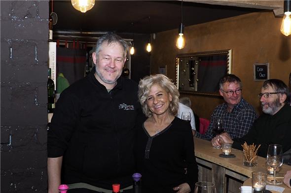 Barkeeperin Ruth Wedekind freut sich mit dem Initianten Marco Feuz über das neue Lokal im alten Feuerwehrmagazin.