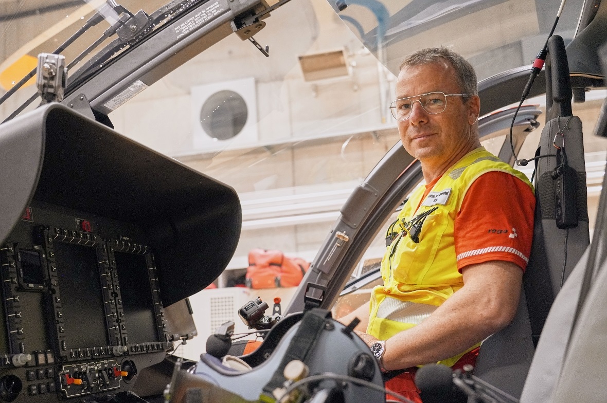 Basisleiter Adrian von Siebenthal an seinem neuen Arbeitsplatz: dem Cockpit des Airbus H145 D3.