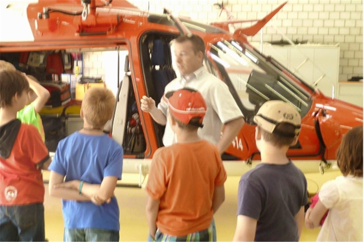 Basisleiter Adrian von Siebenthal bei seinen Erklärungen.