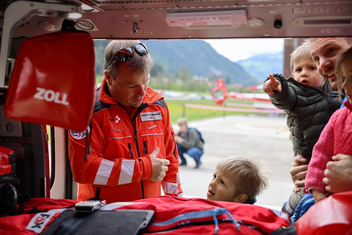 Basisleiter Adrian von Siebenthal im Gespräch mit Besuchern.