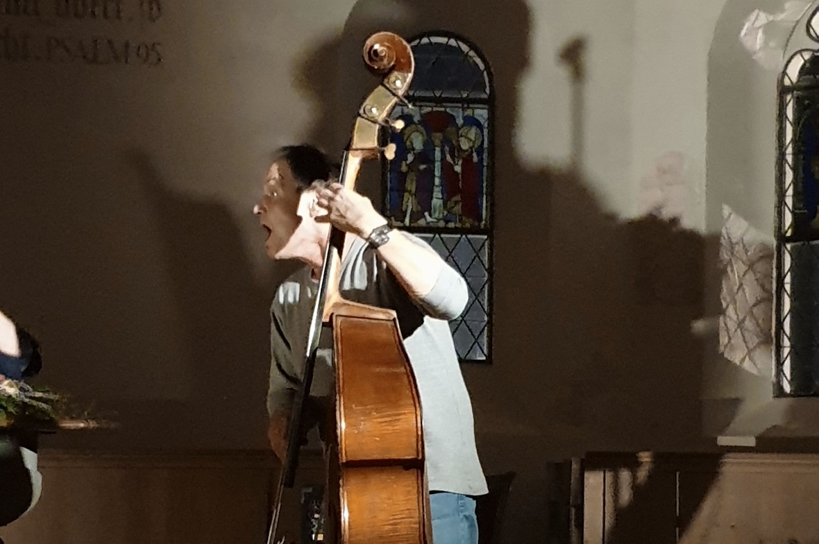 Bassist Michel Poffet spielte mit grosser Leidenschaft und improvisierte meisterhaft in allen Stilarten.