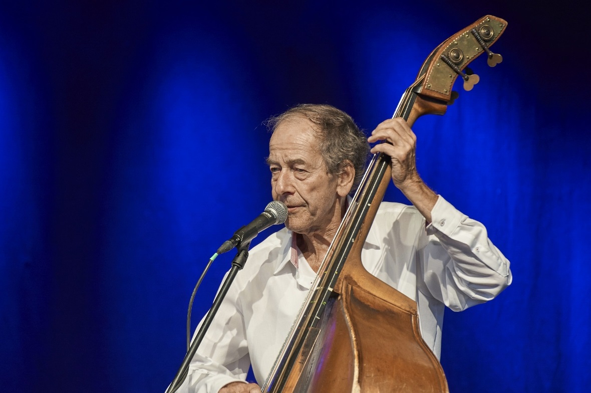 Bassist, Sänger und Band-Conférencier Hansjörg Schaltenbrand führte mit Anekdote...