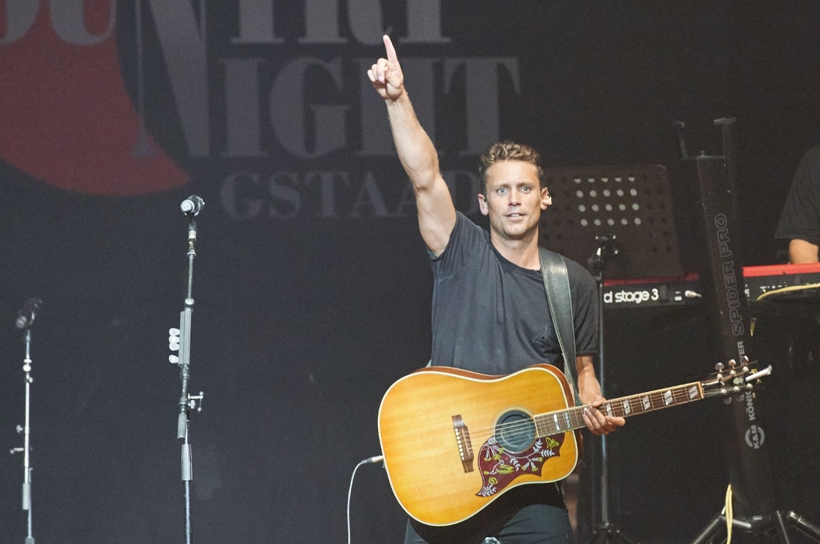 Bastian Baker sorgte für ausgelassene Stimmung im Musikzelt.