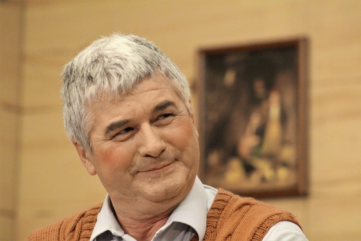 «Bauer Moser» (Martin Jutzeler) stellt in der Komödie «D’Waschliwyber» die Dinge...