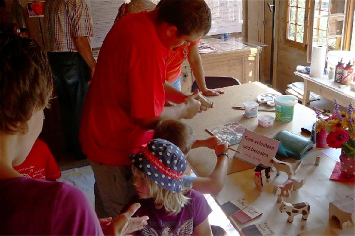 Bauernhoftiere schnitzen und bemalen unter Leitung von Peter Spring findet viel Anklang.