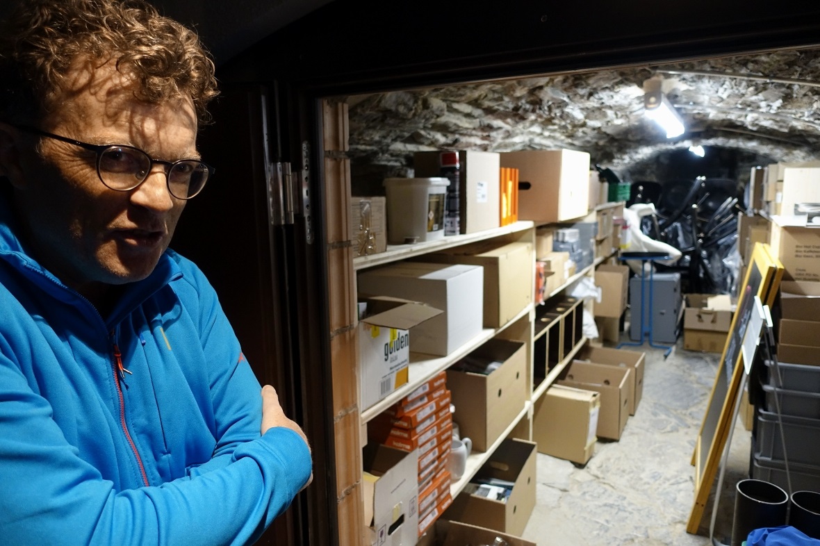 Baukommissions-Präsident Martin Andres präsentierte das historische Kellergewölb...