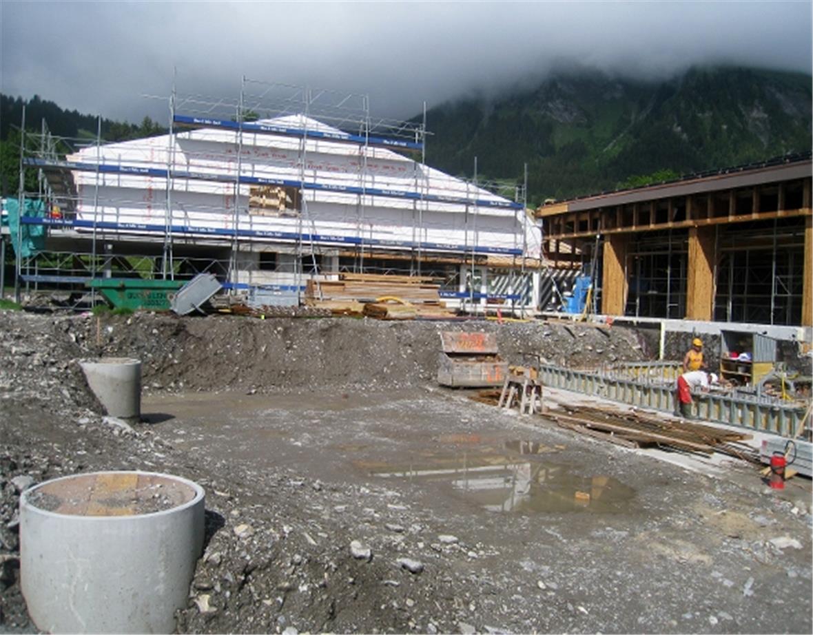 Baustelle Wallbach Bad: Vorne kommt das Aussensprudelbad hin, im weissen Gebäude dahinter der neue Wellnessbereich.