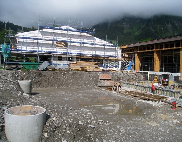 Baustelle Wallbach Bad: Vorne kommt das Aussensprudelbad hin, im weissen Gebäude dahinter der neue Wellnessbereich.