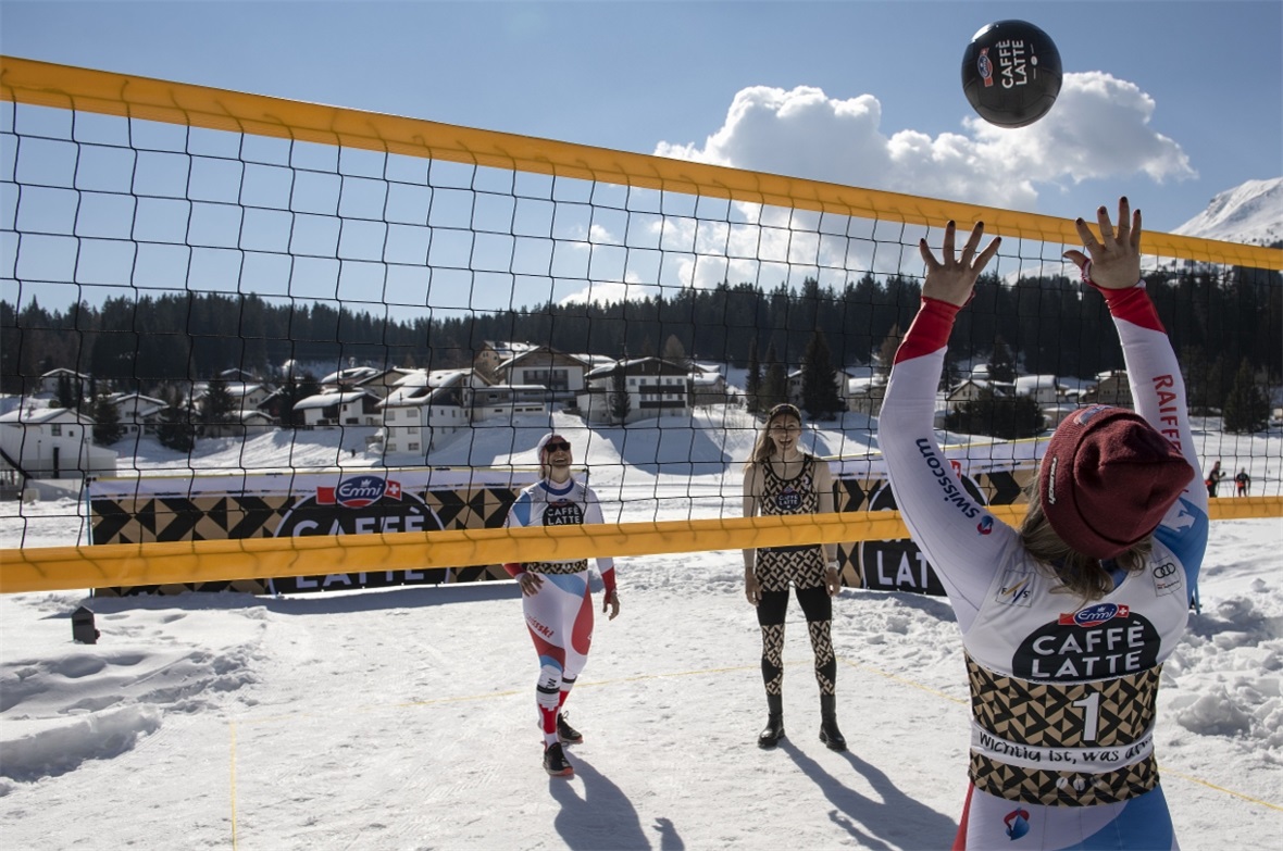 Beachen statt Skifahren: Joana Hählen (vorn) beim Volleyball in Parpan.