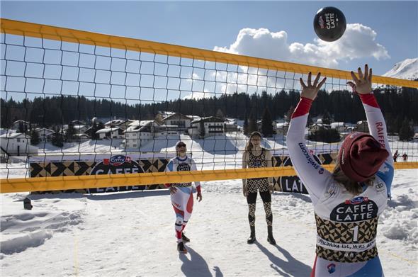 Beachen statt Skifahren: Joana Hählen (vorn) beim Volleyball in Parpan.