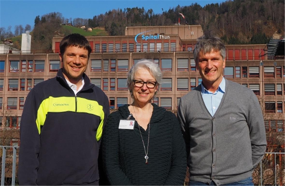 Geburtshilflicher Dienst startet am 1. April Beat Baumgartner, Leiter Rettungsdienst, Ruth Erhard, leitende Hebamme und Dr. med. Mark Isenschmid, stv. Chefarzt Frauenklinik. Sie haben das Konzept des Geburtshilflichen Dienstes in Zweisimmen ausgearbeitet.