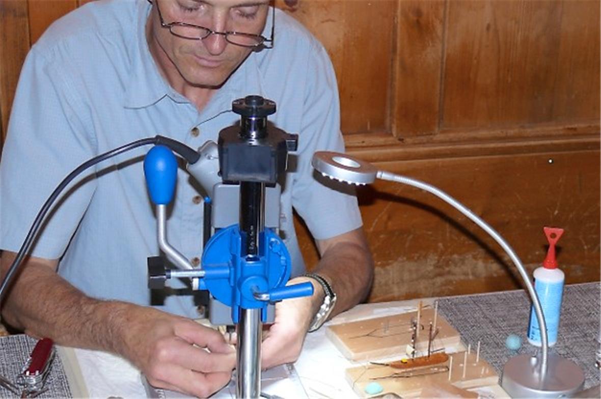 Beat Feller beim Buddelbau: Er bohrt in einen Zahnstocher mit zwei Millimeter Du...
