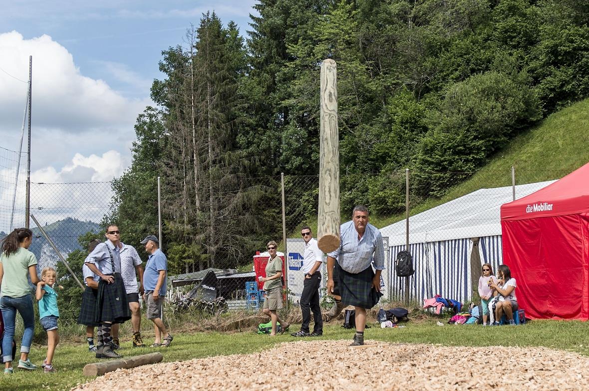 Beat Maesserli (Horboden) beim Baumstamm werfen