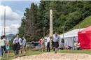 Beat Maesserli (Horboden) beim Baumstamm werfen