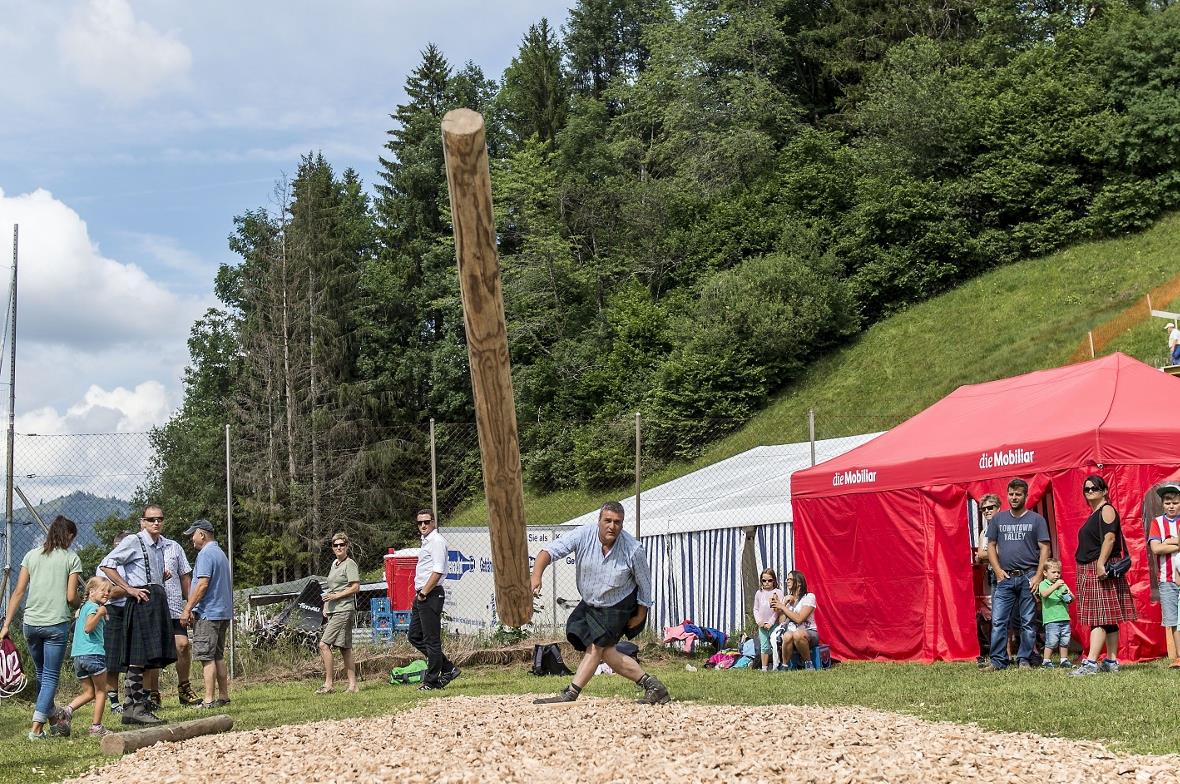 Beat Maesserli (Horboden) beim Baumstamm werfen