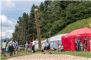 Beat Maesserli (Horboden) beim Baumstamm werfen