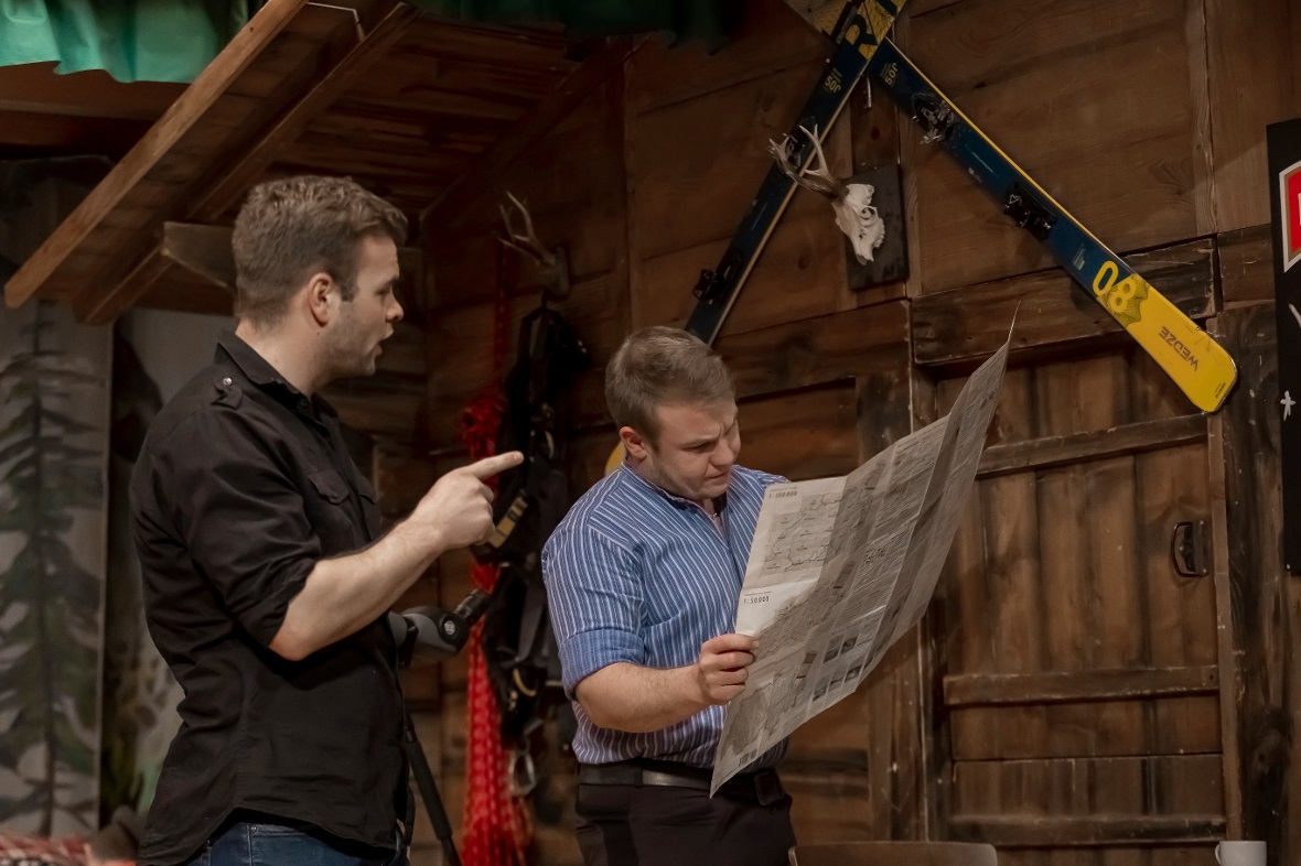 Beat Matter (David Gerber) schlägt Bergführer Martin Jndergant (Claudio Schäfer)...