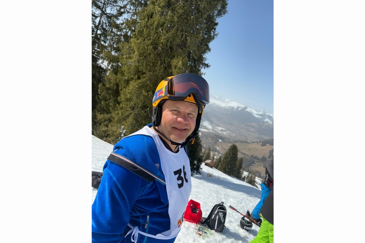 Beat Mösching (Feuerwehr Saanen) gut gelaunt vor dem Rennen.