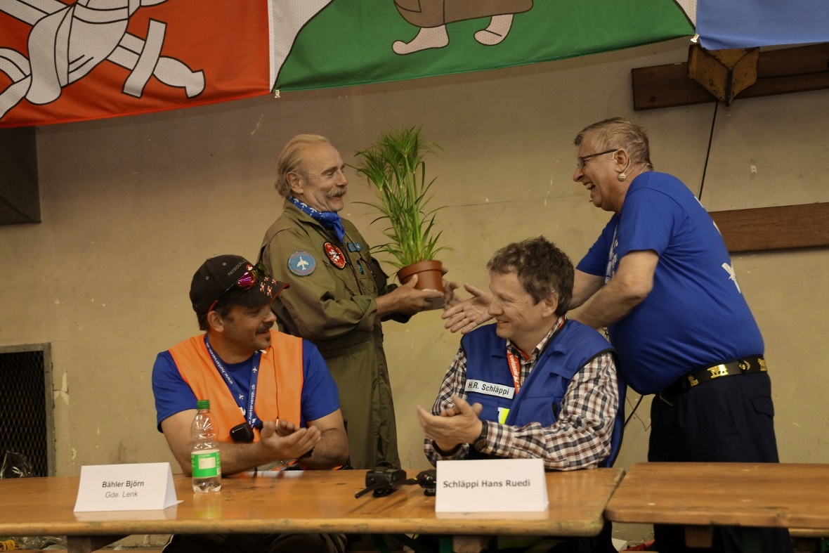 Beat Radelfinger übergibt dem langjährigen Kommandanten der Fliegerstaffel 15 ei...