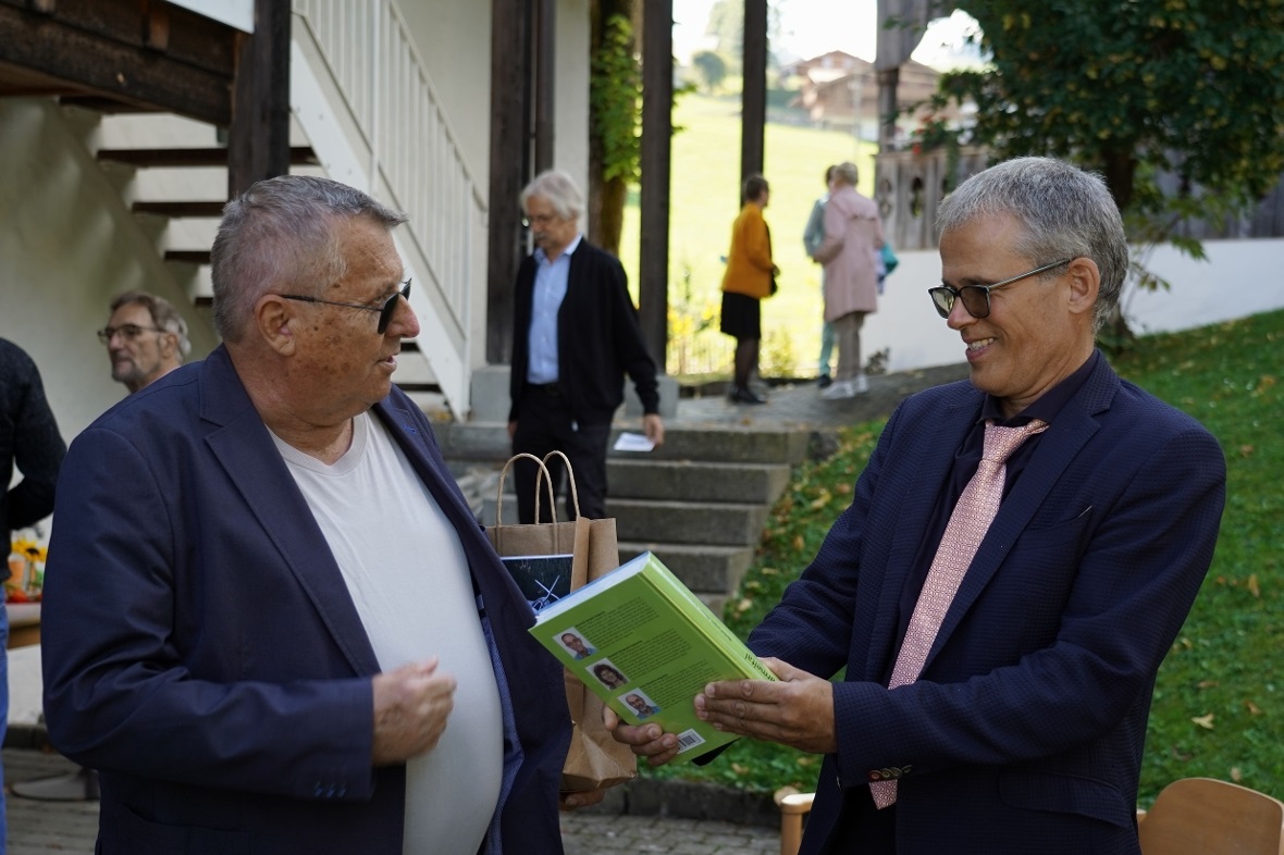 Beat Radelfinger überreicht Stefan Lobsiger ein kleines Präsent zur Amtseinführu...