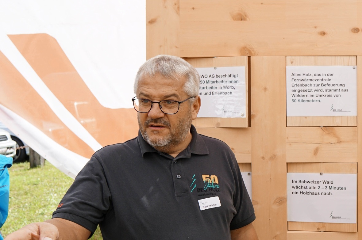 Beat Reichen für BEO Holz an der Quiz-Tafel, mit der Besucher ihr Wald- und Holz...